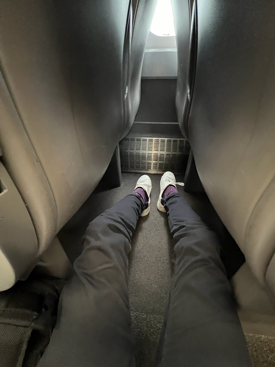 _TJBuchanan's tweet photo. @GWRHelp thanks for these little gaps in the seats to place my feet when I have to sit on the floor on your overcrowded overpriced trains. Ps: Another post for you to ignore no doubt. https://t.co/gyUwGO6okw