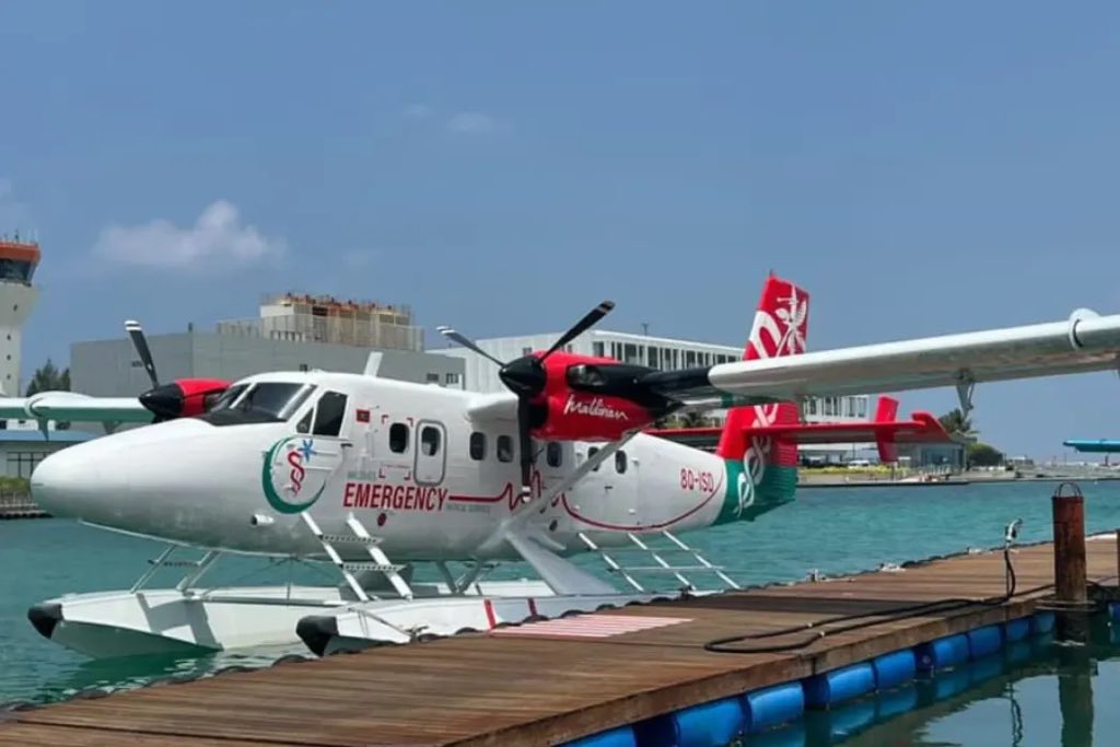 ރައީސުލްޖުމްހޫރިއްޔާ <a href="/MMuizzu/">Dr Mohamed Muizzu</a> ގެ ވަޢުދުފުޅާ އެއްގޮތަށް އެއަރ އެމްބިއުލާންސްގެ ޑީ.އެޗް.ސީ 6 "ޓުވިން އޮޓާރ" ސީޕްލޭނުން ޚިދުމަތް ފެށުމަށް މިވަނީ ތައްޔާރުވެފަ. މާތްالله ގެ އިރާދަފުޅާއެކު، މިއީ ސިއްޙީ ދާއިރާއިން ދިވެހި ރައްޔިތުންނަށް ލިބޭނެ ވަރަށް ބޮޑު ފަސޭހައަކަށް ވެގެންދާނެ.