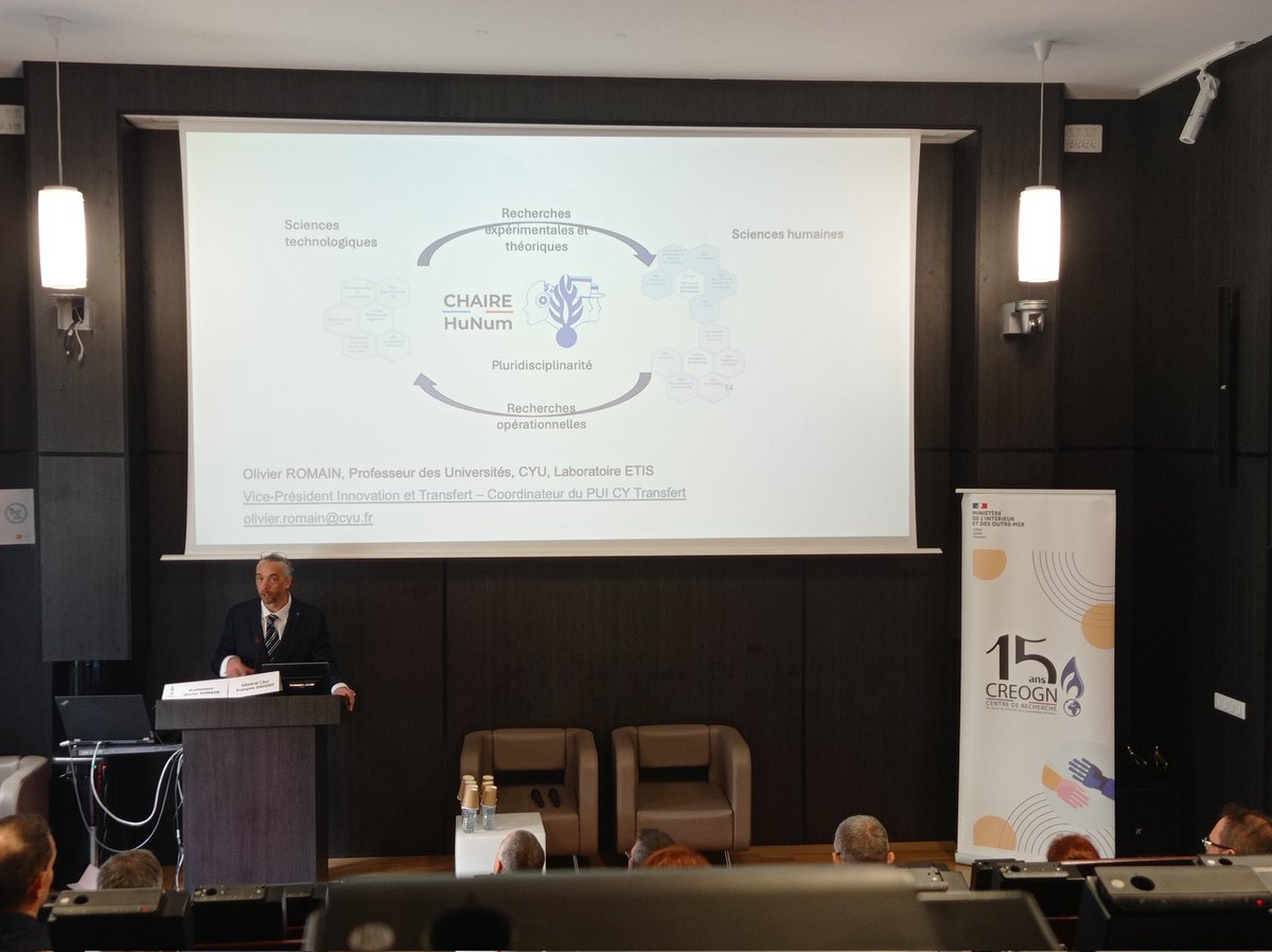 CRGN_GN's tweet photo. 🧑🏫 Le Professeur @o_romain_ucp, titulaire de la chaire Humanités Numériques (#HuNum) et vice-président de @UniversiteCergy, présente @UniversiteCergy et développe la manière selon laquelle chacun est acteur des nouveaux usages technologiques de demain 🧑💻
#PDSF2024 https://t.co/i0aLAhCpl8