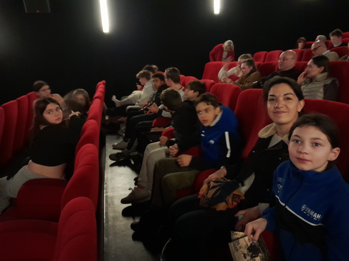 CollegeGouy's tweet photo. Avant première du film "Louise Violet" organisée par @RotaryFR club Aubenas Vals pour financer des projets de recherche sur les maladies du cerveau.
Les internes @collegouy ont répondu présent.
#internatsexcellence #parcourscitoyen @dsden07 https://t.co/nWQHINClYu