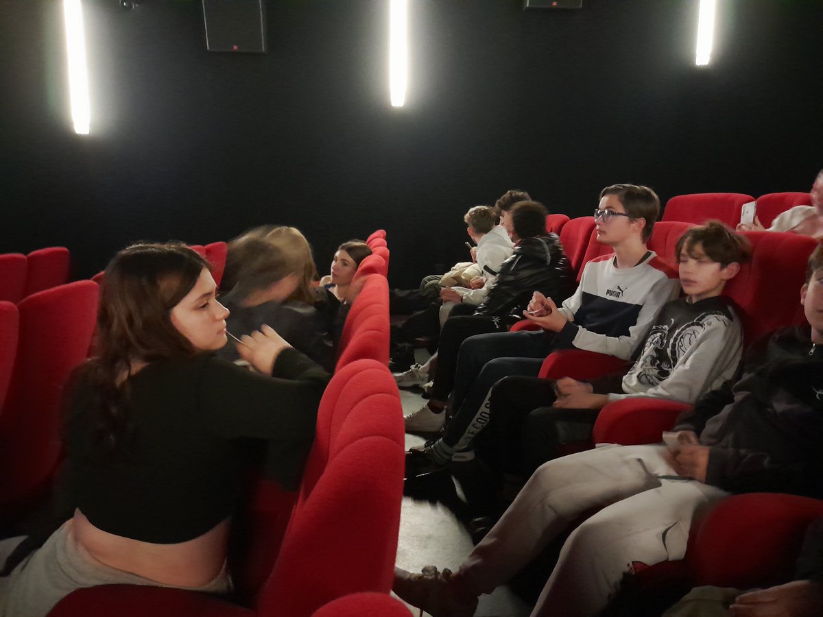 CollegeGouy's tweet photo. Avant première du film "Louise Violet" organisée par @RotaryFR club Aubenas Vals pour financer des projets de recherche sur les maladies du cerveau.
Les internes @collegouy ont répondu présent.
#internatsexcellence #parcourscitoyen @dsden07 https://t.co/nWQHINClYu