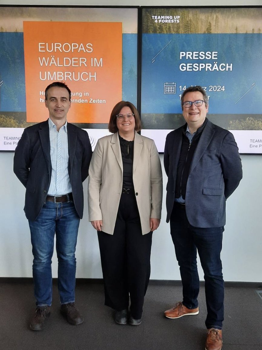 Ahead of the virtual launch of the Europe’s wood supply in disruptive times report next Monday, TEAMING UP 4 FOREST Coordinator & Study Editor, Carola Egger; Study Chair, Metodi Sotirov @UniFreiburg & expert group member, Florian Kraxner @IIASAVienna hold a press conference for