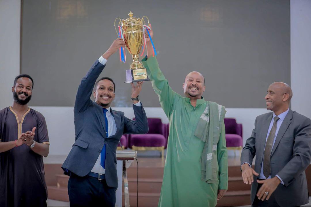 MMCaddow's tweet image. Waxaan Hanbalyo  udirayaa Sxbkey Sahal iyo dhamaan shaqaalaha Dahabshil bank Xamarwayne Branch oo eey  dadaalkoodii iyo wax qabadkoodii dhan kasta ay Dahabshiil ku Gudoonsiisay Abaalmarinta Sanadka 2023 iyago galay kaalinta kowaad.
#BestBranch.