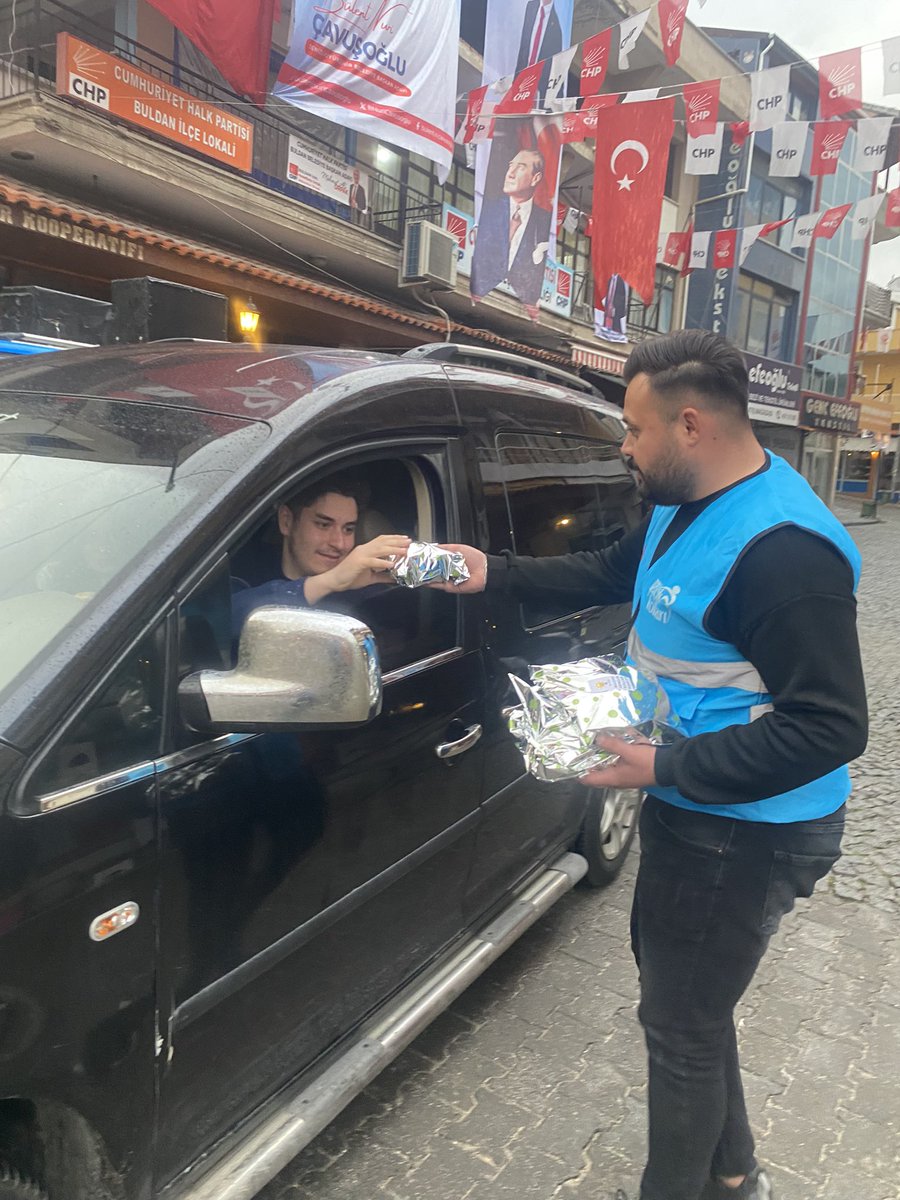 akgencbuldan's tweet photo. İftara yetişemeyenlere BULDAN  AK Gençlik yetişiyor 😊

#iftara5kala⏳  programımız kapsamında; Şehrimizde iftara yetişemeyen vatandaşlarımıza iftariyelik ikramında bulunduk. 

#Ramazanı, paylaşmakta bir ibadettir  🙏
@osmanzolan 
@yucelgungor20
@osmannazlier 
@eyupkadirinan https://t.co/oFKSlLZ7Vs