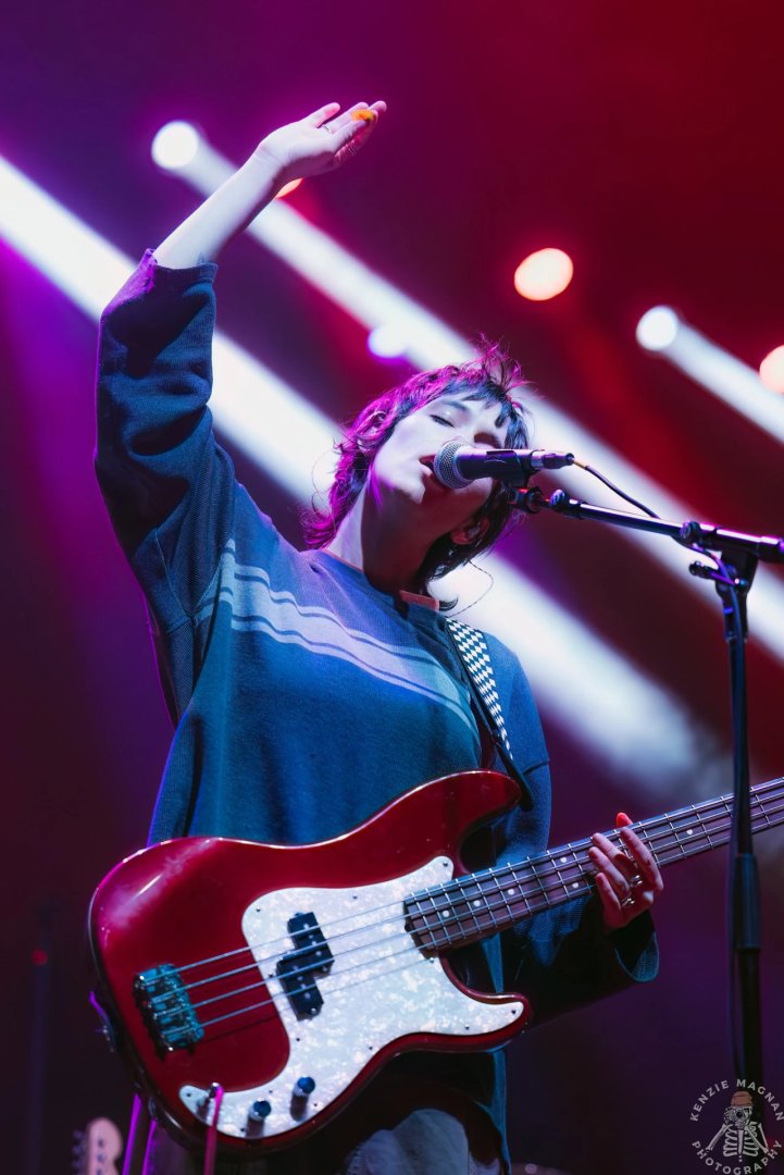 The doors to MGM Music Hall at Fenway opened at 7:00 and concertgoers were treated to sets from @DaisyTheGreat, The @thevaccines, and @thekooksmusic. #showreview #concertphotography #indierock 📸: Kenzie Magnan ✍️: Savannah Plaisted 🔗: v13.net/2024/03/the-ko…