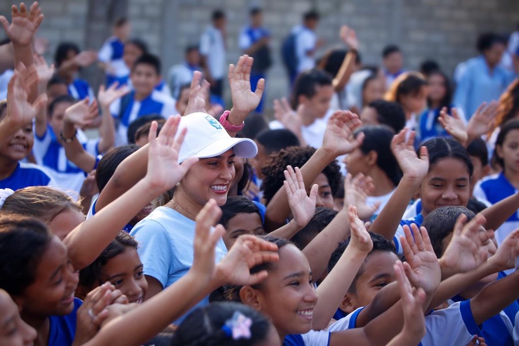 Bleyriketh's tweet photo. ¡Unidos por el bienestar de nuestros niños! ⚽️🏀🏐 @inredsantamarta Mediante charlas y juegos, les mostramos a los estudiantes la importancia de una vida saludable y les enseñamos cómo inscribirse gratuitamente en la plataforma de disciplinas deportivas. https://t.co/cEwnYtGU2D