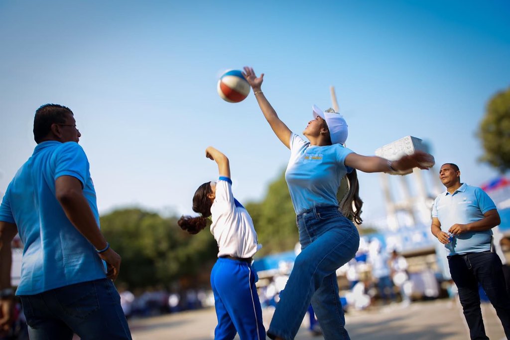 Bleyriketh's tweet photo. ¡Unidos por el bienestar de nuestros niños! ⚽️🏀🏐 @inredsantamarta Mediante charlas y juegos, les mostramos a los estudiantes la importancia de una vida saludable y les enseñamos cómo inscribirse gratuitamente en la plataforma de disciplinas deportivas. https://t.co/cEwnYtGU2D