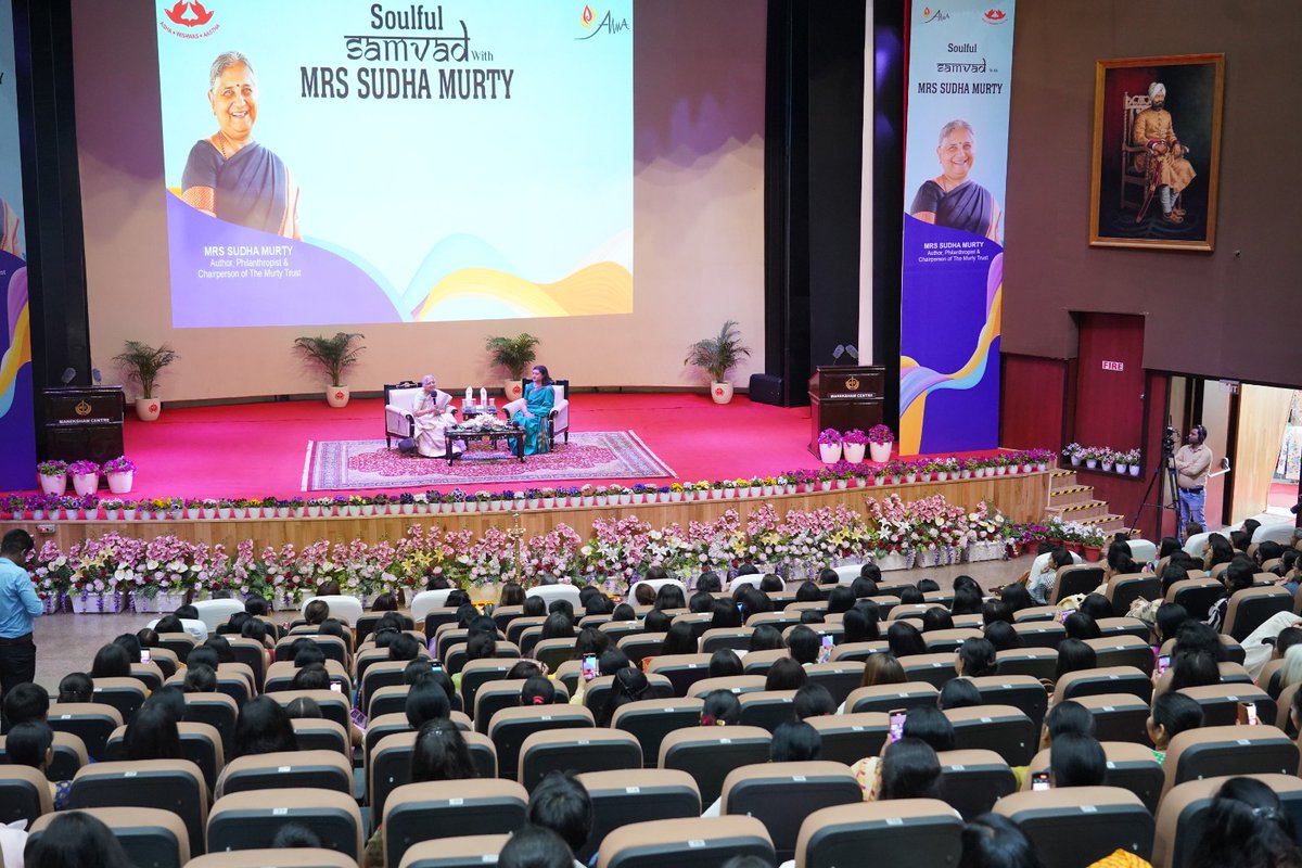 OfficialAwwa's tweet photo. Mrs Archana Pande, President #AWWA expressed her gratitude to Smt Sudha Murty for sharing the insightful thoughts as also they interacted with #VeerNaris, #AshaSchool Children, #AWWA Beneficiaries &amp; Entrepreneurs. 2/2
@SmtSudhaMurty 
#WomenEmpowerment https://t.co/RJngMuP6oV