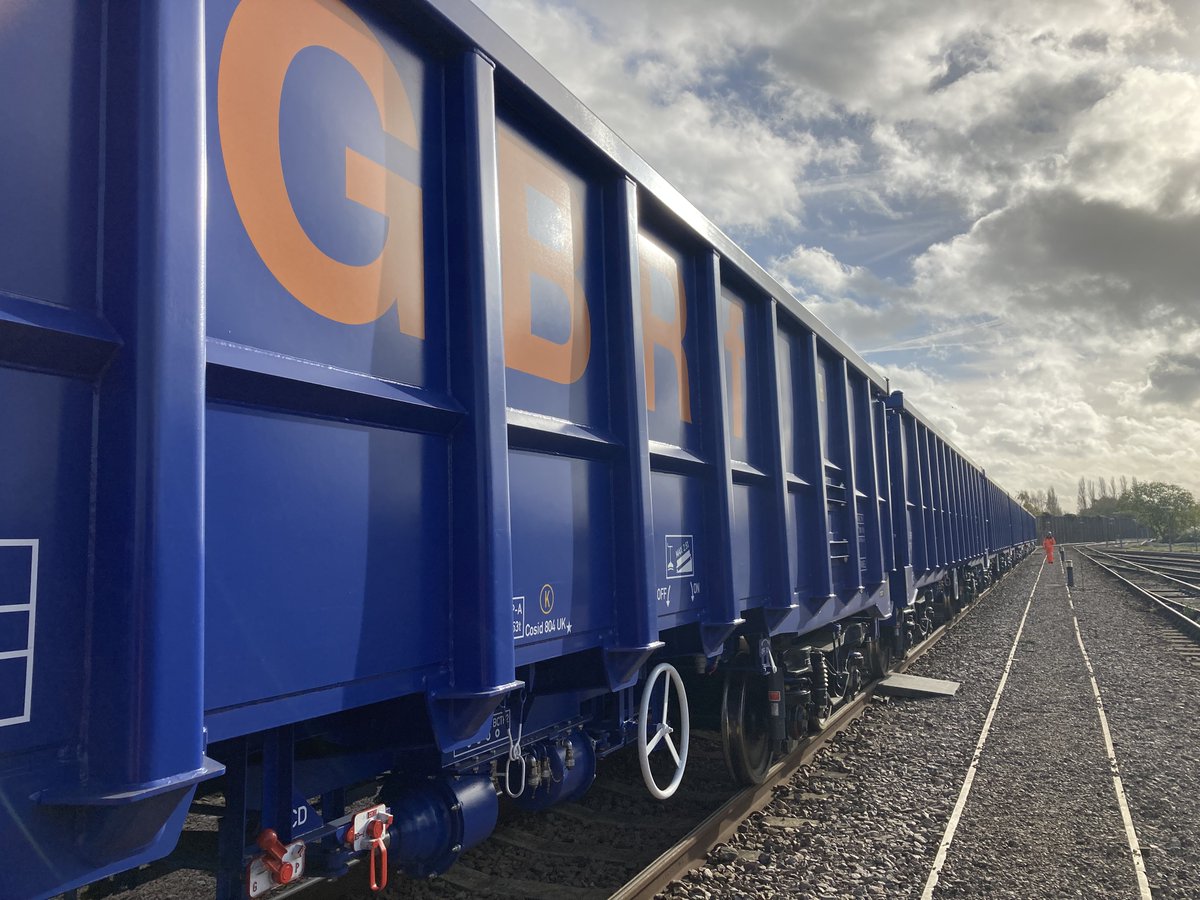 In partnership with @GBRailfreight, we’ve agreed a deal for the production & purchase of 50 new box wagons to be manufactured by @gbrxcompanies. This deal highlights our ongoing commitment to investing in rail freight for the long-term. Find out more: porterbrook.co.uk/news/50-new-jn…