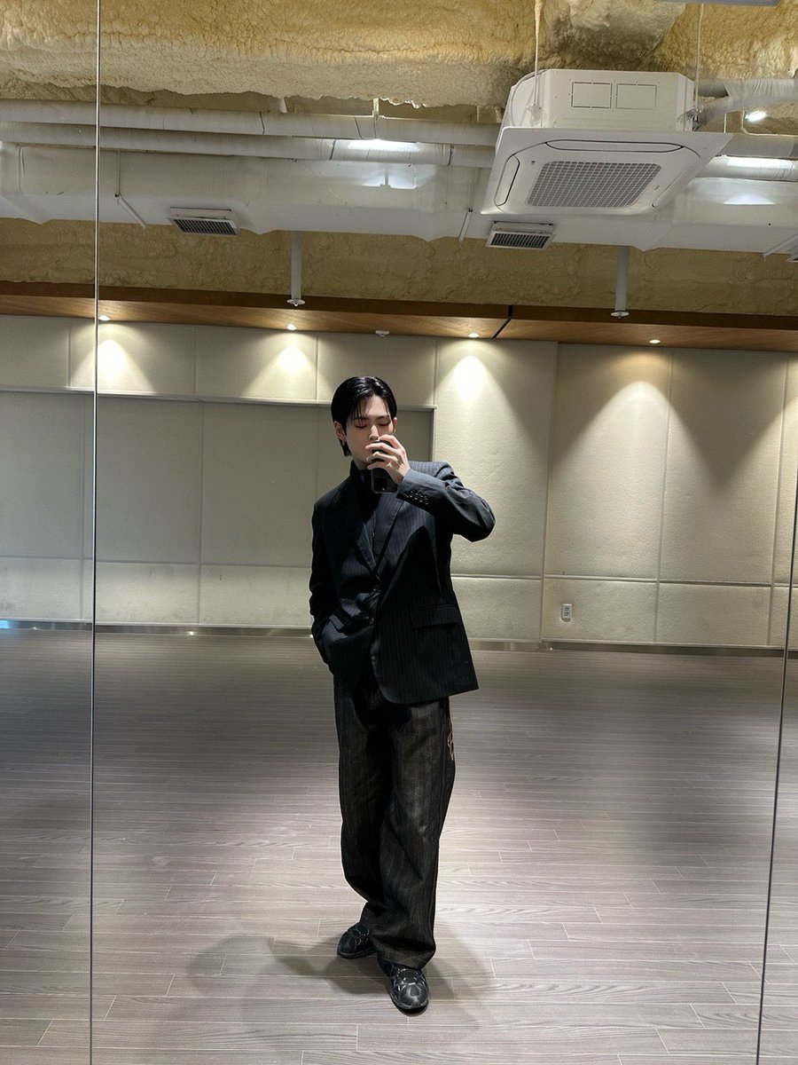 LUN8_members's tweet photo. [#타쿠마]
ootd 🐻

#루네이트 #LUN8 https://t.co/LUsoIWZNRN