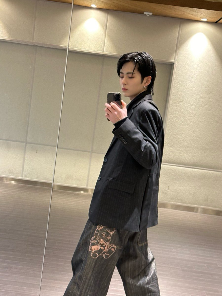 LUN8_members's tweet photo. [#타쿠마]
ootd 🐻

#루네이트 #LUN8 https://t.co/LUsoIWZNRN