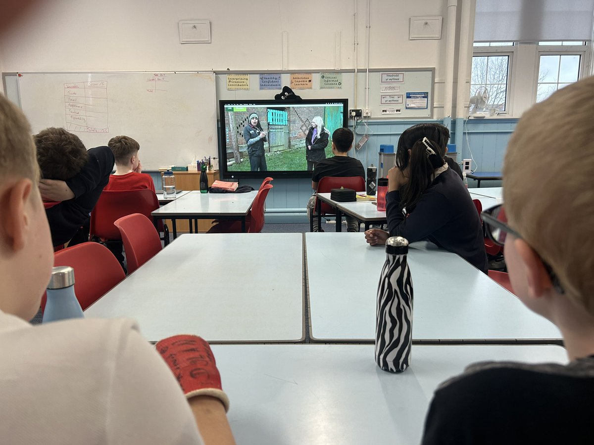 Our #HPSYr6 learners are very interested in @NFUEducation live session about dairy farming! Perfect for our inquiry about ‘Fair Farming’. #HPSSciTech