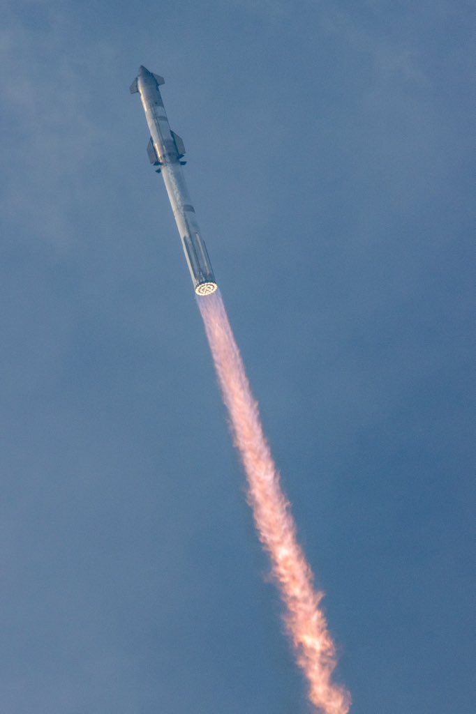 DavidJDPhotos's tweet photo. Fly high Starship!

📸: @WeAreSpaceScout https://t.co/SiBQMX54m2