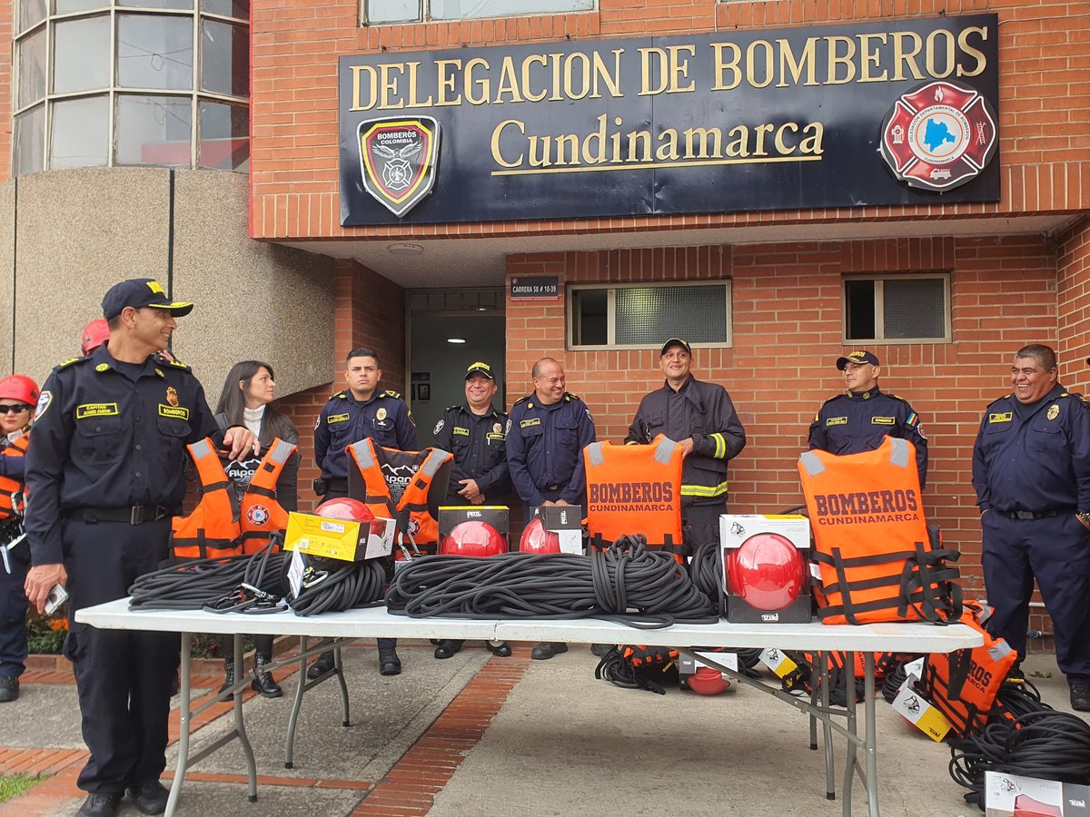 BomberoFarfan's tweet photo. Desde @bomberoscundi nos preparamos para la primera #TemporadaDeLluvias. Por eso gracias a recursos del fondo departamental de bomberos logramos entregar a nuestras instituciones 80 kits básicos para rescate vertical y acuático qué complementaran nuestra capacidad operativa. https://t.co/H39vKmhwmo
