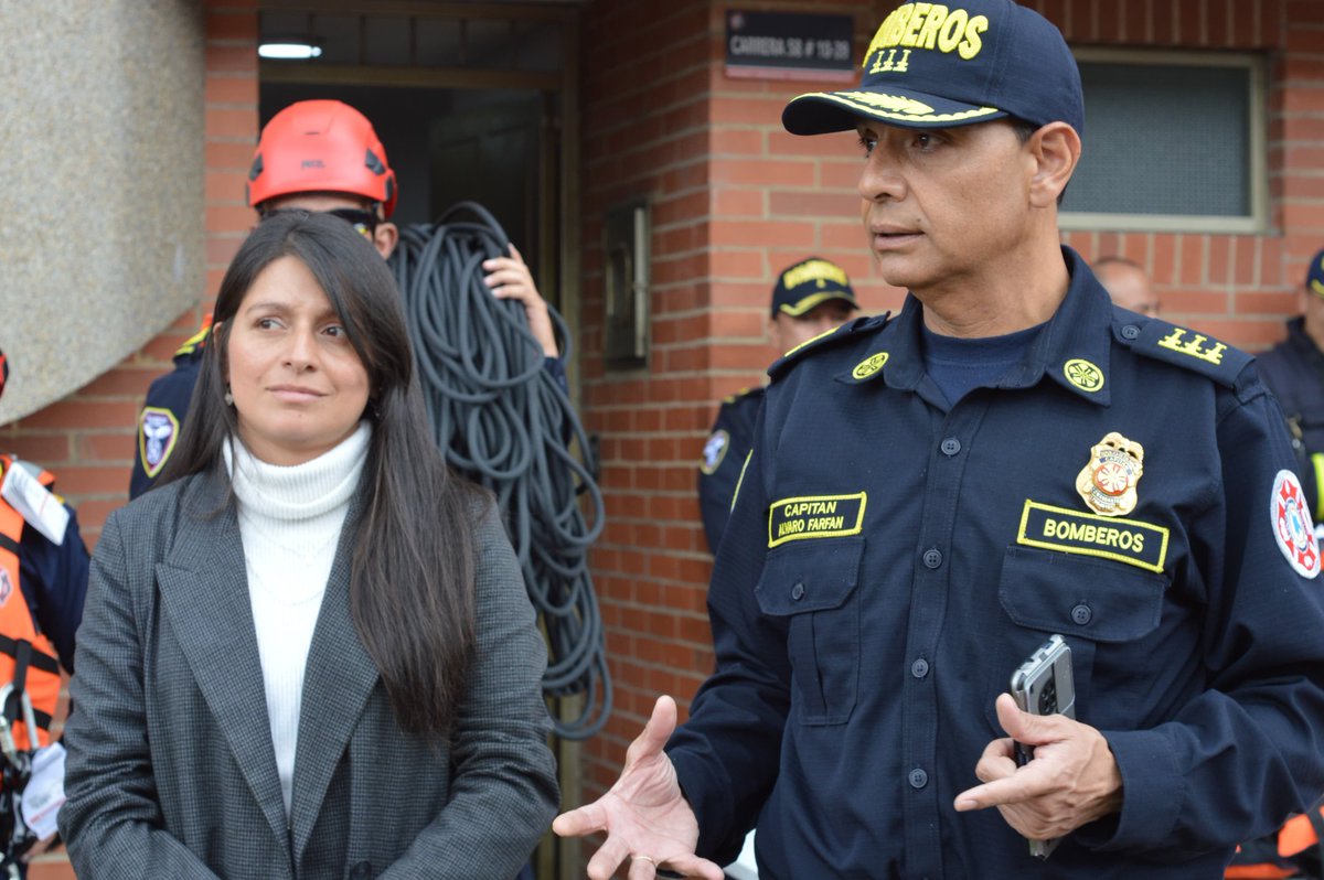 BomberoFarfan's tweet photo. Desde @bomberoscundi nos preparamos para la primera #TemporadaDeLluvias. Por eso gracias a recursos del fondo departamental de bomberos logramos entregar a nuestras instituciones 80 kits básicos para rescate vertical y acuático qué complementaran nuestra capacidad operativa. https://t.co/H39vKmhwmo