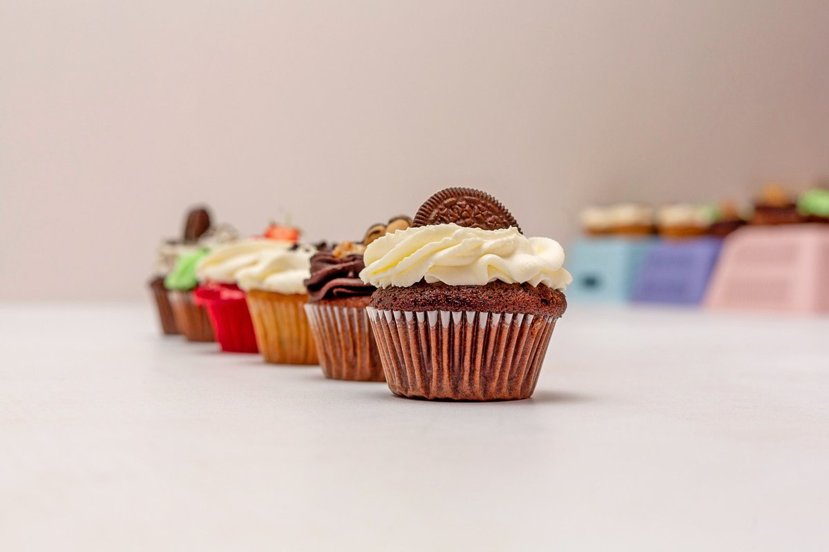 lawrencekitema's tweet photo. From cupcakes to cakesicles, Cakes n Cakes is your go-to for all things sweet. Which treat are you trying first?Cakes n Cakes makes every occasion worth it, from weddings to corporate events. Hawawezi kuangusha imagine! Call/WhatsApp 0715533144. Cakes andCakes @cakesandcakes #MakeMemorableMoments