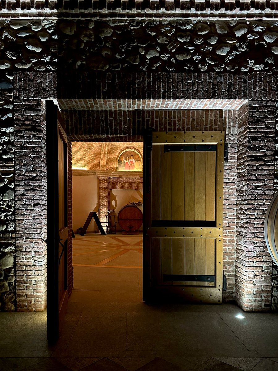 cascinachicco's tweet image. In this evocative setting of our #cellar, we jealously guard the best #vintages of our #wines.  🍷
Each bottle is a story waiting to be revealed, a sensory journey through #time and #passion.
Enjoy the timeless charm of our dome. 🥰

#cascinachicco