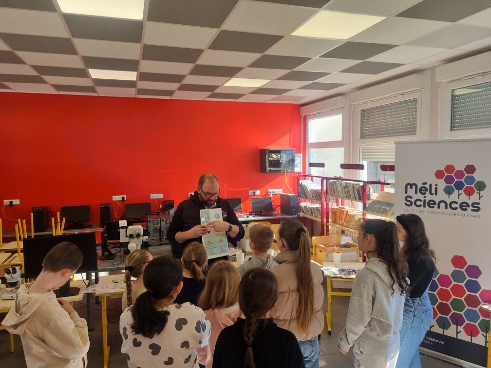 CNRS_HdF's tweet photo. #MéliSciences est aujourd’hui à l’école J. Rostand à Leforest. Les écoliers découvrent l’écologie planctonique à la microscopie et aux IA pour l’analyse d’images : vaste programme pour cet atelier animé par @TIS_Bio @XR59 et Alice Delegrange ! @CNRS https://t.co/QF3W27TC2M
