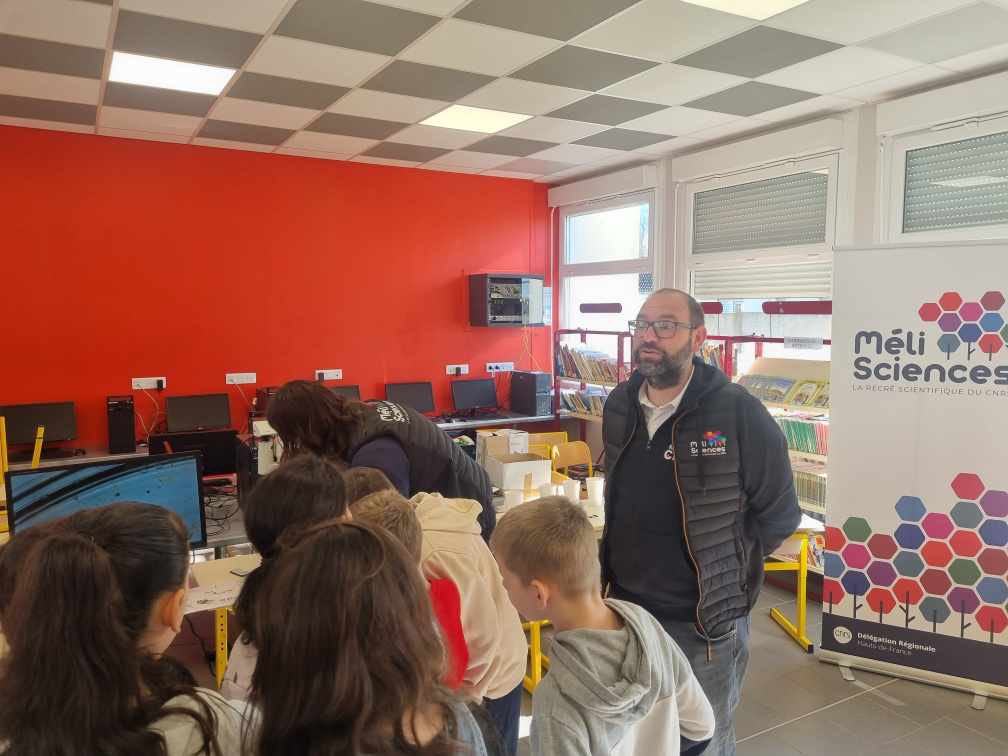 #MéliSciences est aujourd’hui à l’école J. Rostand à Leforest. Les écoliers découvrent l’écologie planctonique à la microscopie et aux IA pour l’analyse d’images : vaste programme pour cet atelier animé par @TIS_Bio @XR59 et Alice Delegrange ! @CNRS