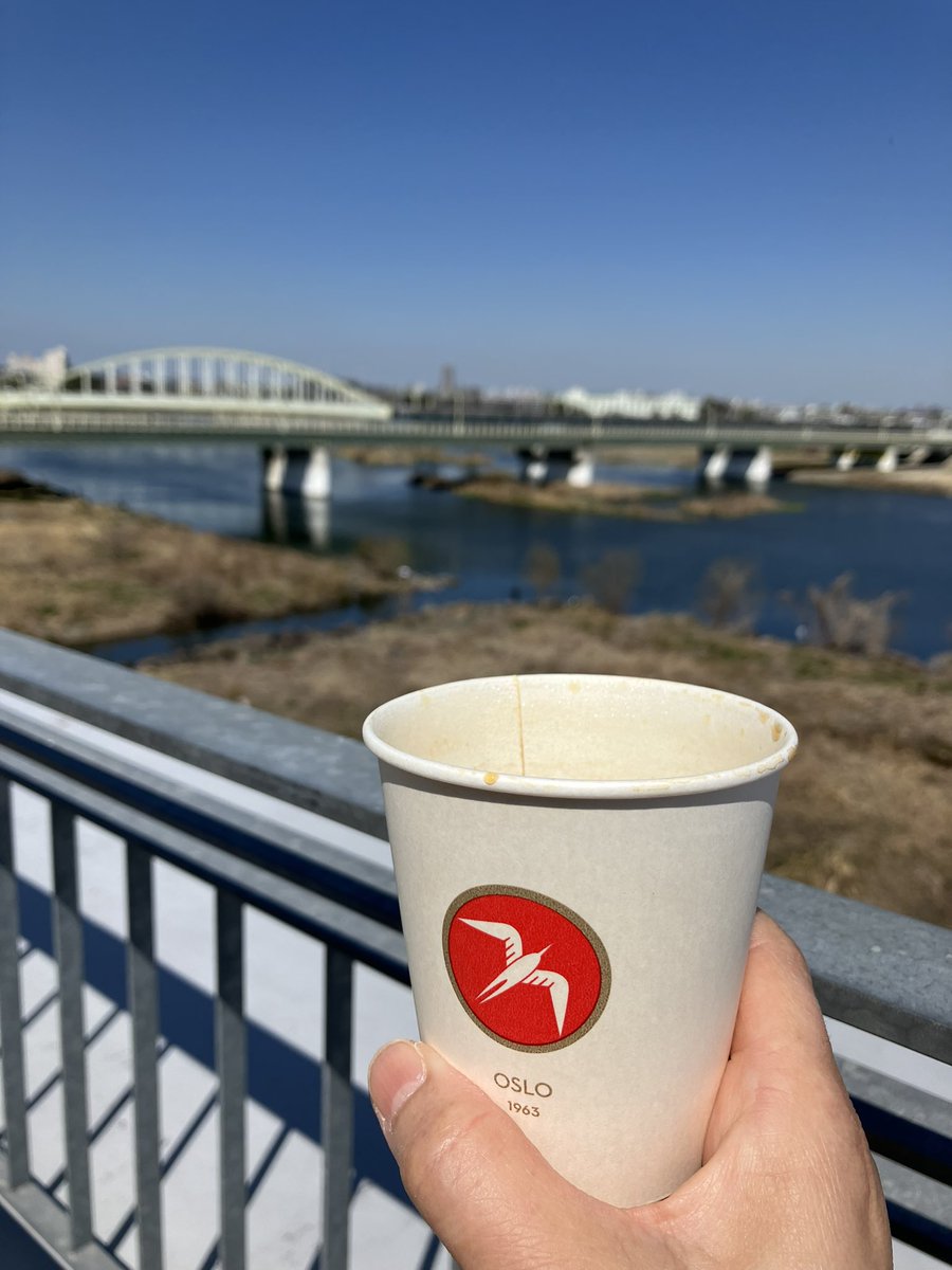 junko11763814's tweet photo. 水島篤さんの絵を観て、1階のカフェでコーヒーを買い、また4階のテラスへ戻り多摩川を眺めながらまったり。
珈琲通なら知ってる 北欧の #FUGLENCOFFEE
お洒落なコーヒー屋さんは苦手だけど、とても丁寧に淹れてくれた一杯☕️ウマー🥰
FUGLEN COFFEE ROASTERS
044-712-5575
https://t.co/CZ1je4cl3i https://t.co/shefo3yD4J