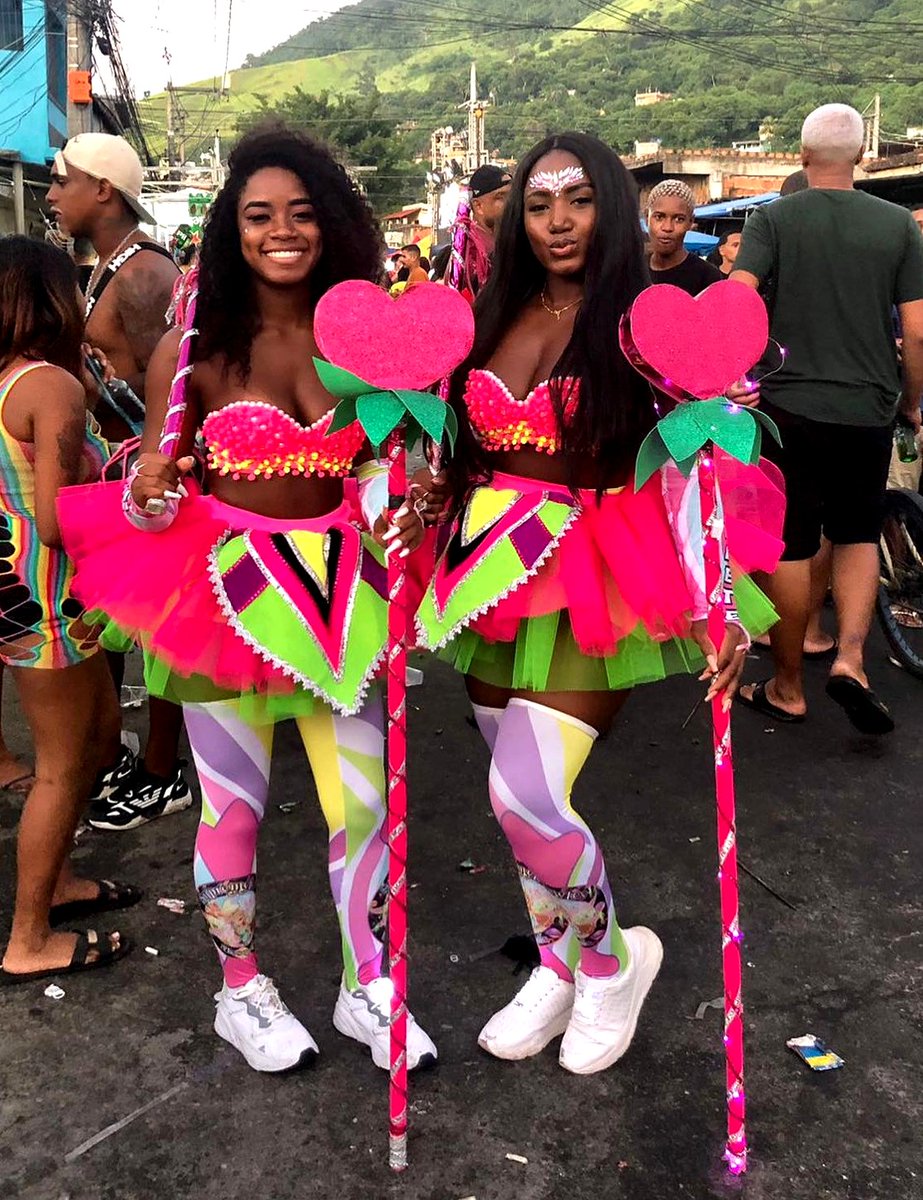 BateOficial's tweet photo. SUPREMETES DE MESQUITA 

🎭 CARNAVAL 2024 🎭

#batebola #batebolas #bateboleiro #bateboleira #bateboleiras #bateboleiros #euamobatebola #carnavalrj #carnaval2024 #batebolete #originalidades #suburbio #photography #riodejaneiro #planetabatebola #cultura https://t.co/Unu6817a5u
