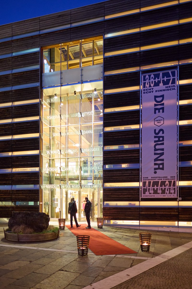 FinBotschaftDe's tweet image. ✈️🏖️Die alljährliche @ITB_Berlin lockte wieder zahlreiche Fachbesucher nach Berlin. In diesem Jahr veranstaltete @OurFinland in den Räumlichkeiten der Sauna-Ausstellung unserer Botschaft eine ITB-After-Party für alle Reise-Experten, die sich für 🇫🇮 als Reiseziel interessieren.