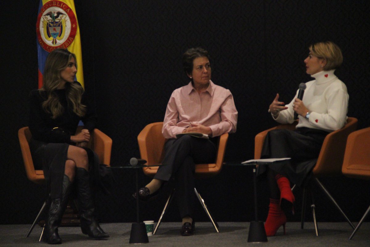 kienyke's tweet photo. #ForosK 🎤 | “Queremos visibilizar temas que están en la actualidad pero acompañados de un rigor académico.
Vamos a modular esos propósitos que estamos teniendo y no mermar nuestros logros pero sin descuidar nuestra salud mental.” @mariaximemunera https://t.co/3V9Mqw1HSZ