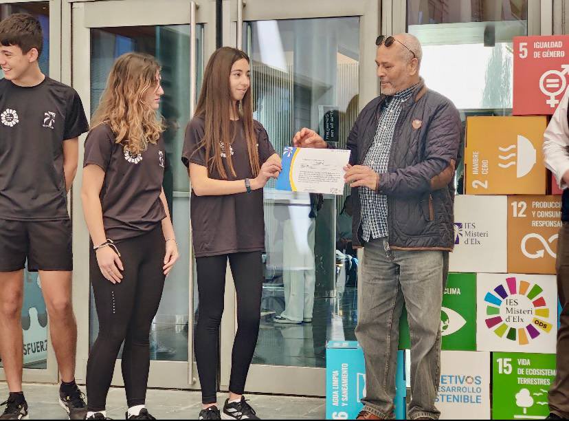 Hui hem lliurat 2000 € a 2 ONGs: <a href="/concienciate_es/">Fundación Conciénciate</a> i al menjador social Al Taufik. Aquests diners són fruit de la recaptació obtinguda en la 3a Cursa Solidària i Fira del Coneixement de l'IES Misteri d'Elx. Enhorabona a tota la comunitat educativa que ho ha fet possible. Gràcies!