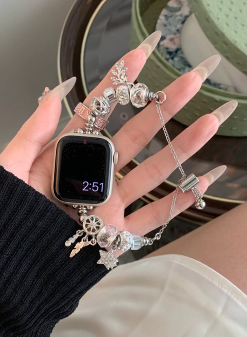 jaesivlgi's tweet photo. ✨wts ina✨

strap iwatch 40/41mm 💗
series 4 ,5 ,6, SE

💸120k
🏡 jakarta
🍊bisa shopee

strapnya lucu bangett kyk gelang pandora !🤍 sayangnya salah beli size, ini masih brand new ya💕 harganya aku murahinn🥰 https://t.co/Pyfp6MFf9l