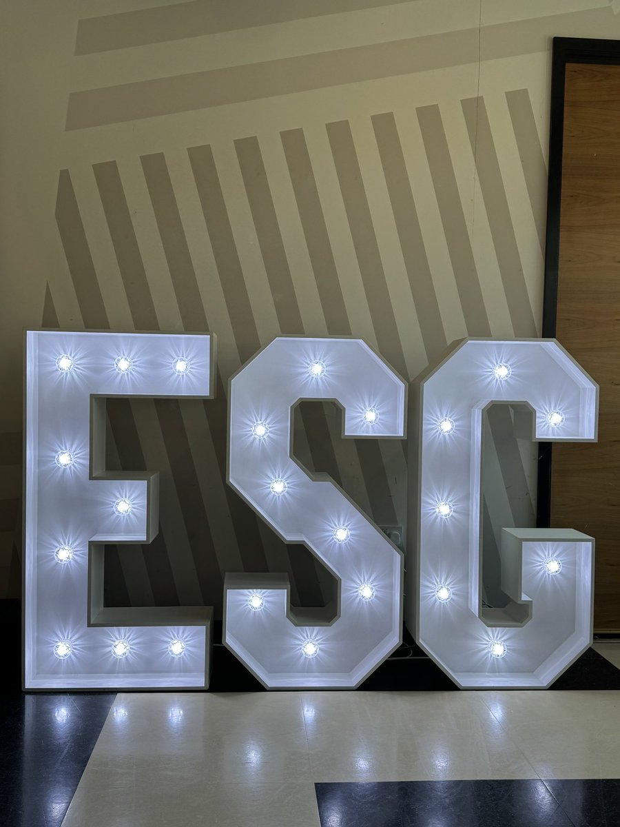 alexbirtles's tweet image. Some bonds last a lifetime. Always a treat to be with one of my earliest bosses, mentors and best friends at the @DigiLeaders #ImpactAwards. And looking forward to handing out the Circular Economy prize shortly! #DigiLeaders