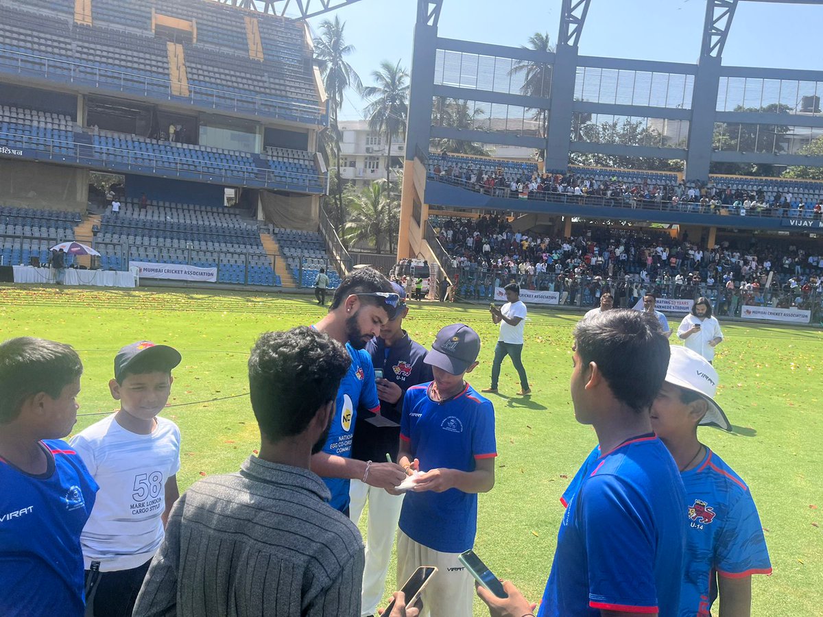 Shreyas Iyer was the man in demand today after the match ended. Everybody wanted to talk to him, click photos, take autographs and he said Yes to every single person.

#ShreyasIyer #RanjiTrophy