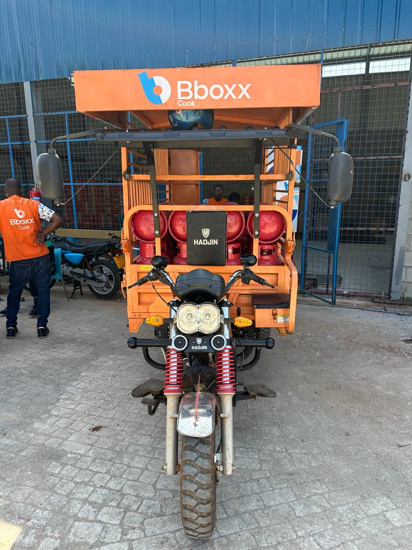 Day 2 at #TEAForum2024 brought insightful site visits! Explored BBoxx maintenance & sales centers, & met an end user-female farmer who chose BBoxx over the grid due to upfront costs. BBoxx offers flexibility & even bundles TVs, simplifying access to energy & entertainment. #SDGs