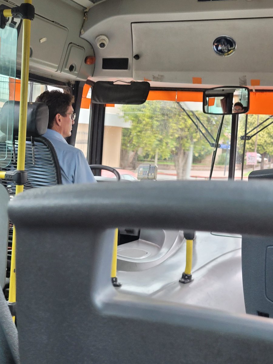 marumld88's tweet photo. Hoy ame a este señor colectivero... nos espero a todos los q llegamos tarde a la parada.. gracias @coniferalok por tenerlo de empleado 🥰🥰 https://t.co/iA3hQp6yAo