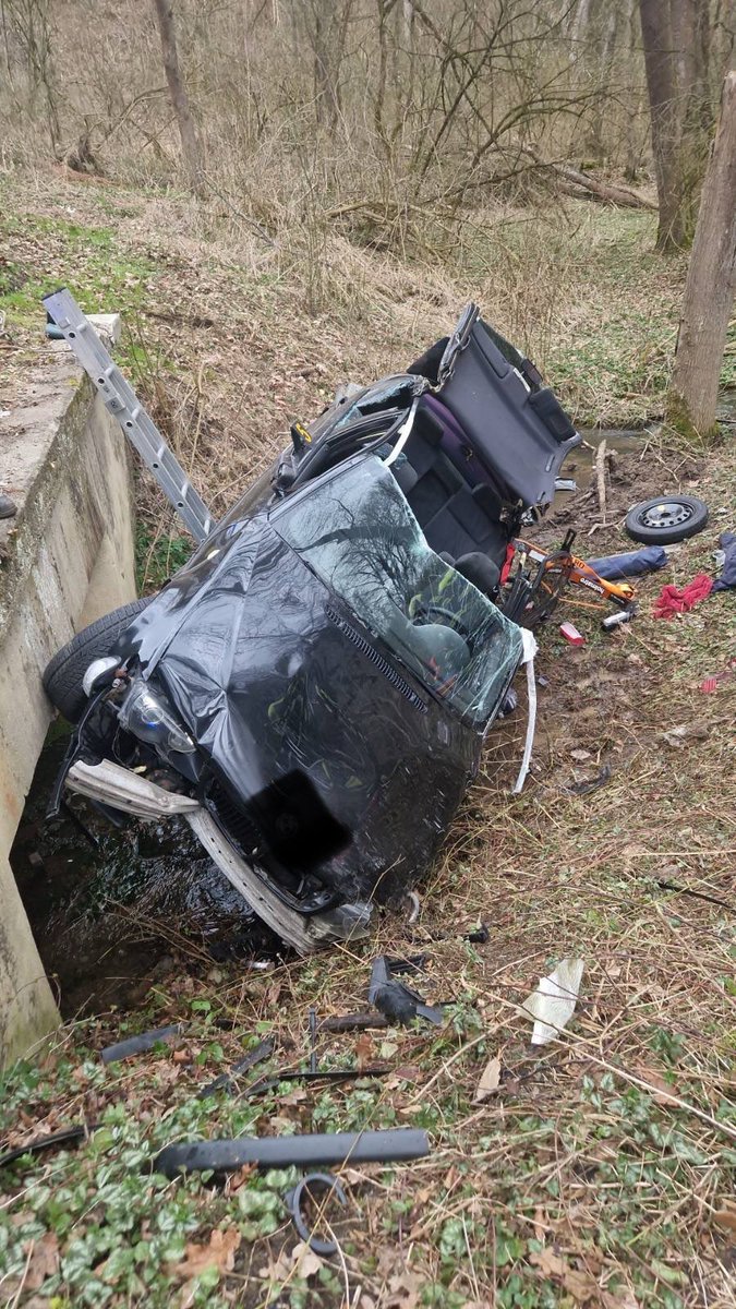 U dopravní nehody v Zadní Kopanině zasahovala posádka leteckých záchranářů, inspektor, RZP naše i <a href="/ZZS_SCK/">Zdravotnická záchranná služba Středočeského kraje</a> stejně tak i lékař. Pečovali jsme o 2 pac - Mcca 25let, řidič,vážný úraz hlavy,zajištěné DC,UPV, transport.letecky. Žcca 20let, spolujezdkyně, při vědomí, zlomeniny HK a DK.