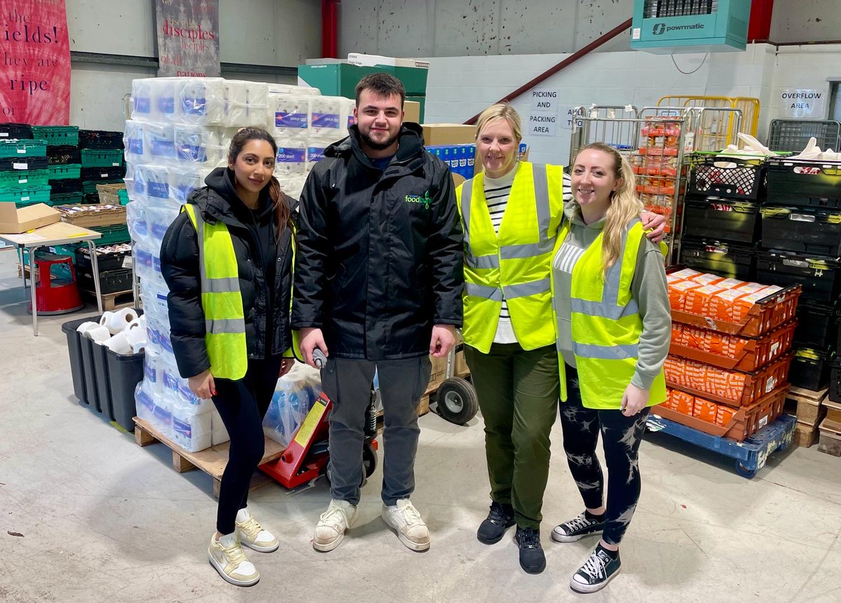 #SaturdayShoutout 🎤 We are really grateful to this team from @sjpwealth for helping us in the warehouse this week. They helped us pick up a big order from Tesco, as well as other collections and organise it all in our warehouse. #salford #endhunger #emergencyfood