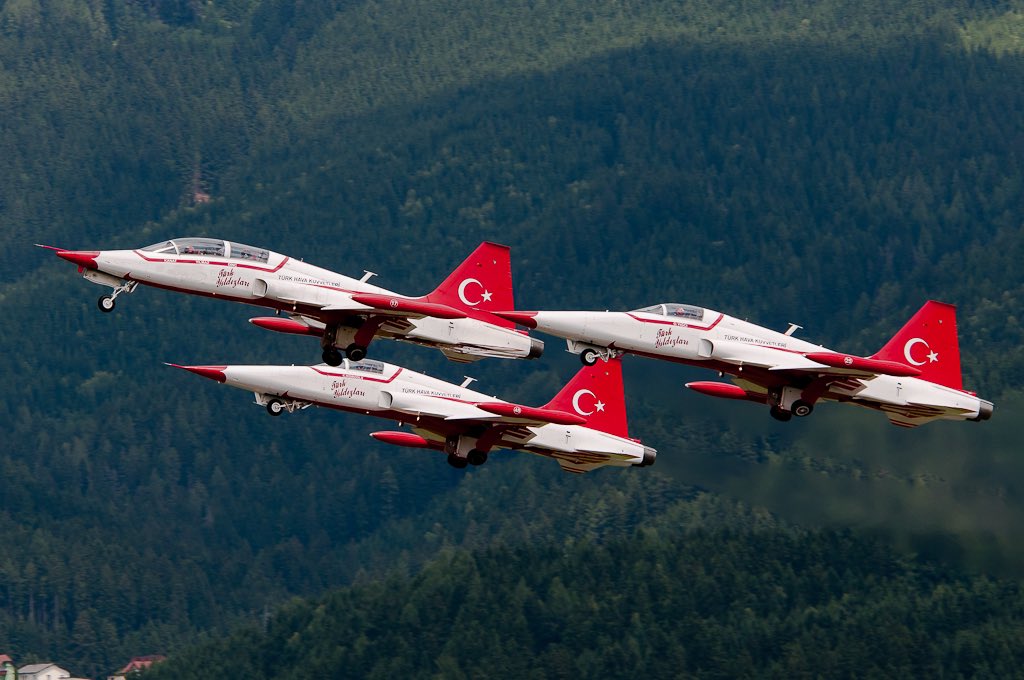 Türk Yıldızları’na ait NF-5A tipi uçak, Konya’da eğitim uçuşunda düştü. Pilot, fırlatma koltuğu ile uçağı terk etti. Uçağın düştüğü yerde çalışan bir grayder operatörü uzman çavuş hayatını kaybetti. Geçmiş olsun @TurkYildizlari