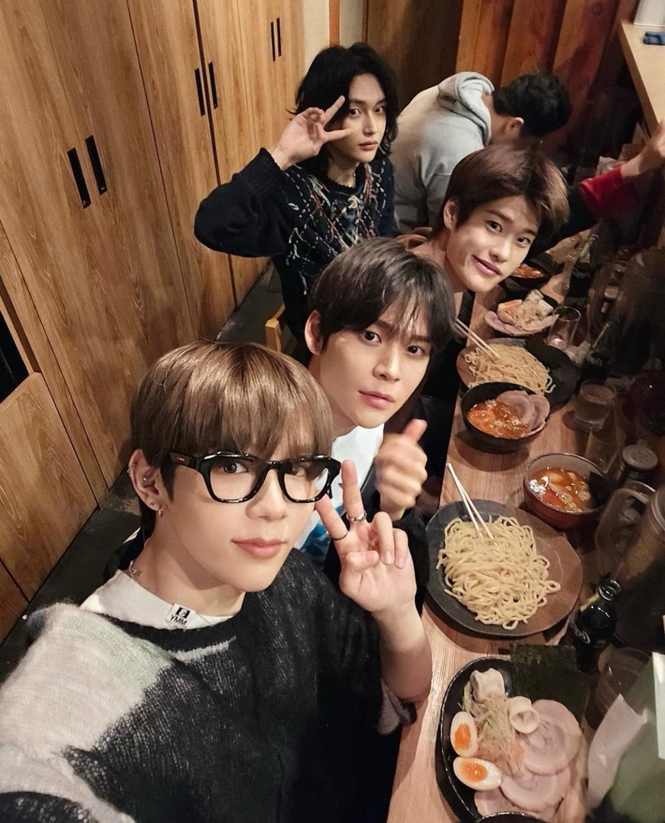 ss_ng0319's tweet photo. 내가 없는동안 무슨 일이 일어난거야… https://t.co/ojUGO2pogl