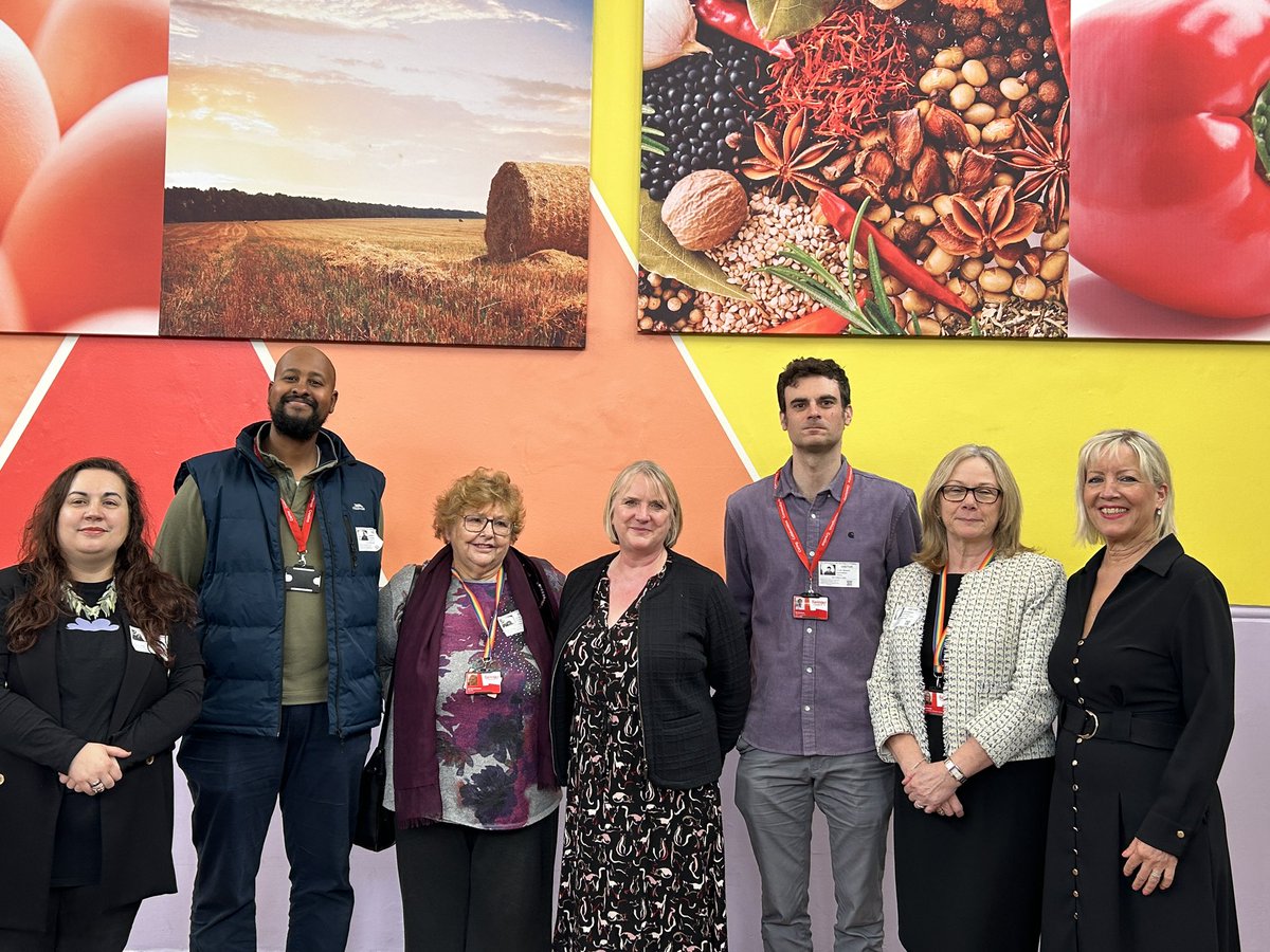 Had a wonderful visit to @DevonshireHill Primary School today to hear how they are keeping healthy by being a water only school and how they like their @MayorofLondon funded free school meals. Amazing work going on supporting each other and the local environment!