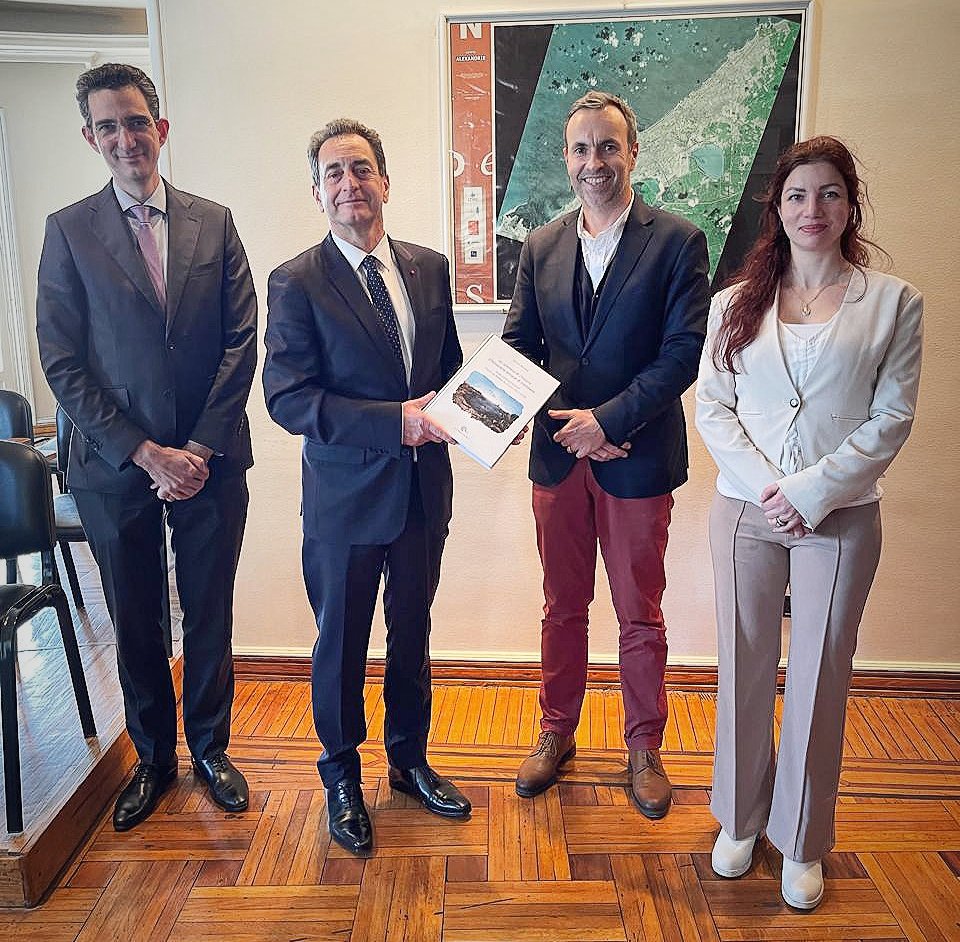 ThomasFaucher11's tweet photo. Ravi d'avoir reçu au #Cealex une délégation composée du nouvel ambassadeur de France en Égypte @FranceenEgypte de la nouvelle consule de France a Alexandrie @ConsulatFrAlex de la directrice de @AFD_France et du directeur de @IFEgypte https://t.co/oS98rwxCGH