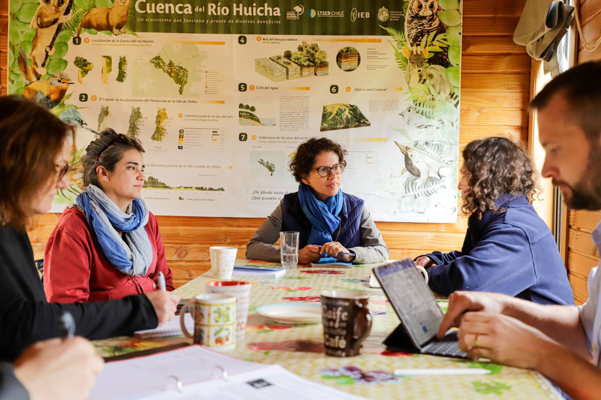 MMAChile's tweet photo. 📍Archipiélago de Chiloé | En la Estación Biológica Senda Darwin, la ministra @Maisa_Rojas y la ministra de Asuntos Rurales @ScotGovRural @MairiGougeon encabezan reunión bilateral para iniciar la agenda en que compartirán experiencias en la gestión y conservación de turberas.🌱 https://t.co/MaaJLtuRFk