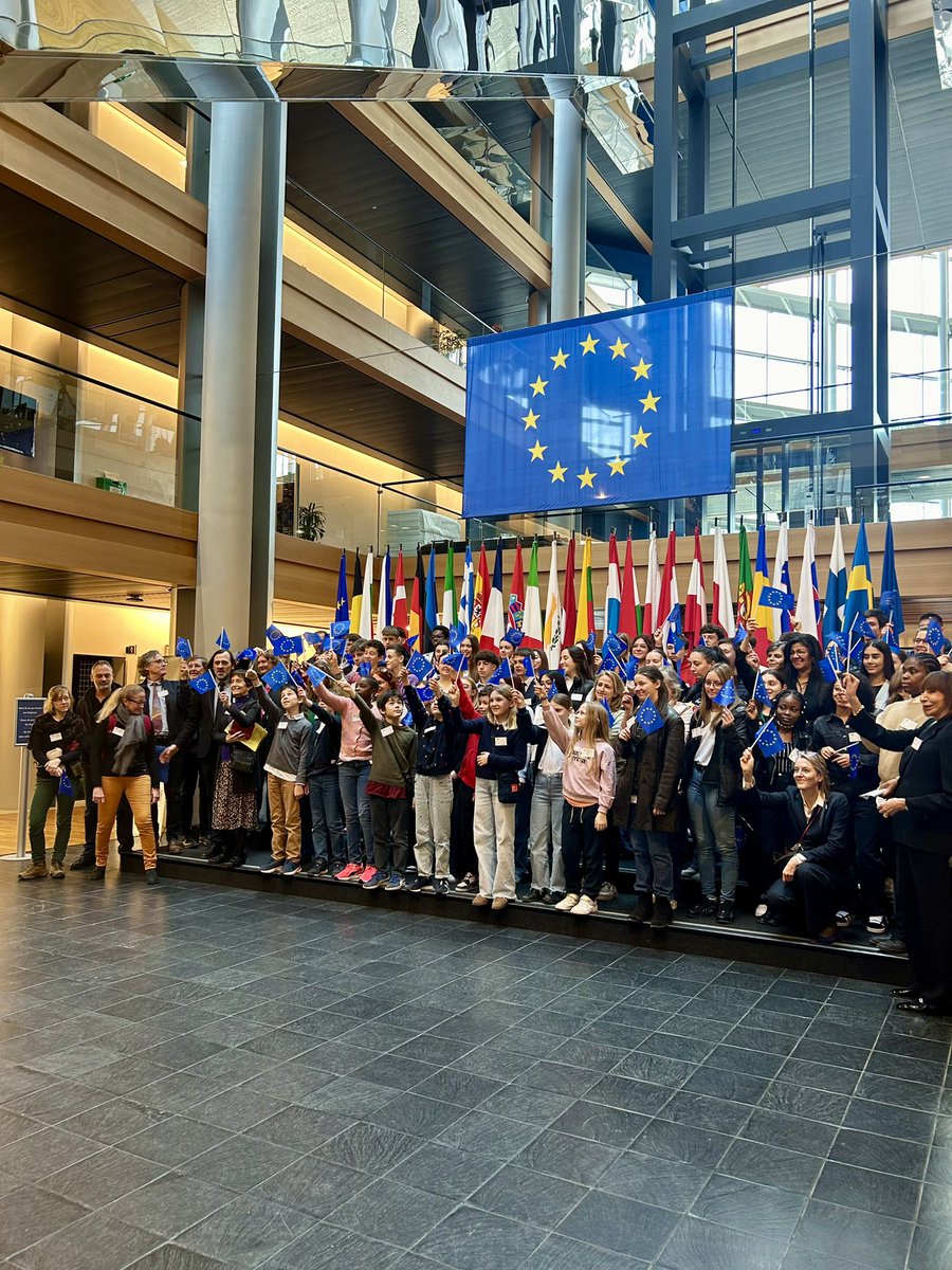 Aujourd’hui a eu lieu la remise du Prix Hippocrène de l’éducation à l’Europe au Parlement européen à Strasbourg ! 🏆🇪🇺

Un grand bravo à tous les lauréats de l’édition 2024 ainsi qu’à tous les partenaires et à <a href="/KarimaDelli/">Karima Delli</a> et <a href="/fabienne_keller/">Fabienne Keller</a> pour leur présence. 👏