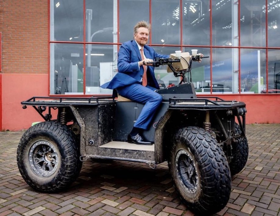 Niemand:

Mensen met een fatbike op het fietspad: