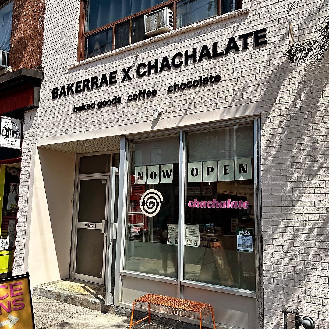 eatingyyz's tweet photo. Rhea Abayan is the owner of Bakerrae, a #bakery in the #UpperBeaches of Toronto. She started this business while working full-time as a nurse during the pandemic. Her dream was to bring Filipino flavors that were inspired by her childhood with a twist. She creates things in small batches and rotates what she has frequently. I think you need to try this fantastic spot. So yummy to eeeat! 💚
ℹ️ #BakerRae
📍 149 Main St, #Toronto
☎ 647-996-0612
📷 local_foodie_in_toronto (IG)
➕ Mango Sago ($8) 😍
➕ Strawberry Calamansi ($8)
Wake up Toronto, we have food to eeeat right now! 😁
#bakerraexcafe #filipinobakery #filipinocafe #torontobakery #torontocafe #eatingyyz