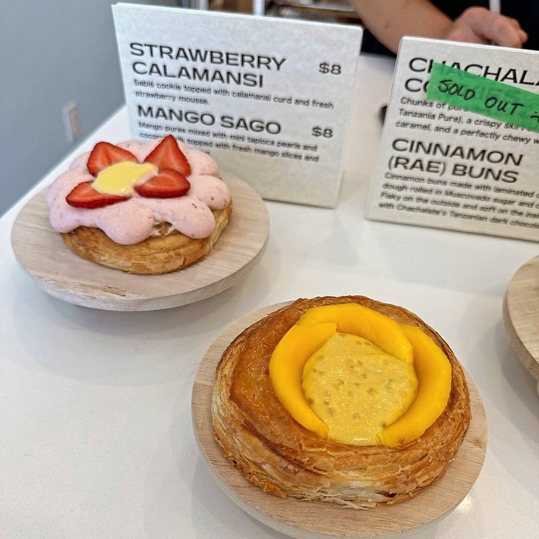 eatingyyz's tweet photo. Rhea Abayan is the owner of Bakerrae, a #bakery in the #UpperBeaches of Toronto. She started this business while working full-time as a nurse during the pandemic. Her dream was to bring Filipino flavors that were inspired by her childhood with a twist. She creates things in small batches and rotates what she has frequently. I think you need to try this fantastic spot. So yummy to eeeat! 💚
ℹ️ #BakerRae
📍 149 Main St, #Toronto
☎ 647-996-0612
📷 local_foodie_in_toronto (IG)
➕ Mango Sago ($8) 😍
➕ Strawberry Calamansi ($8)
Wake up Toronto, we have food to eeeat right now! 😁
#bakerraexcafe #filipinobakery #filipinocafe #torontobakery #torontocafe #eatingyyz