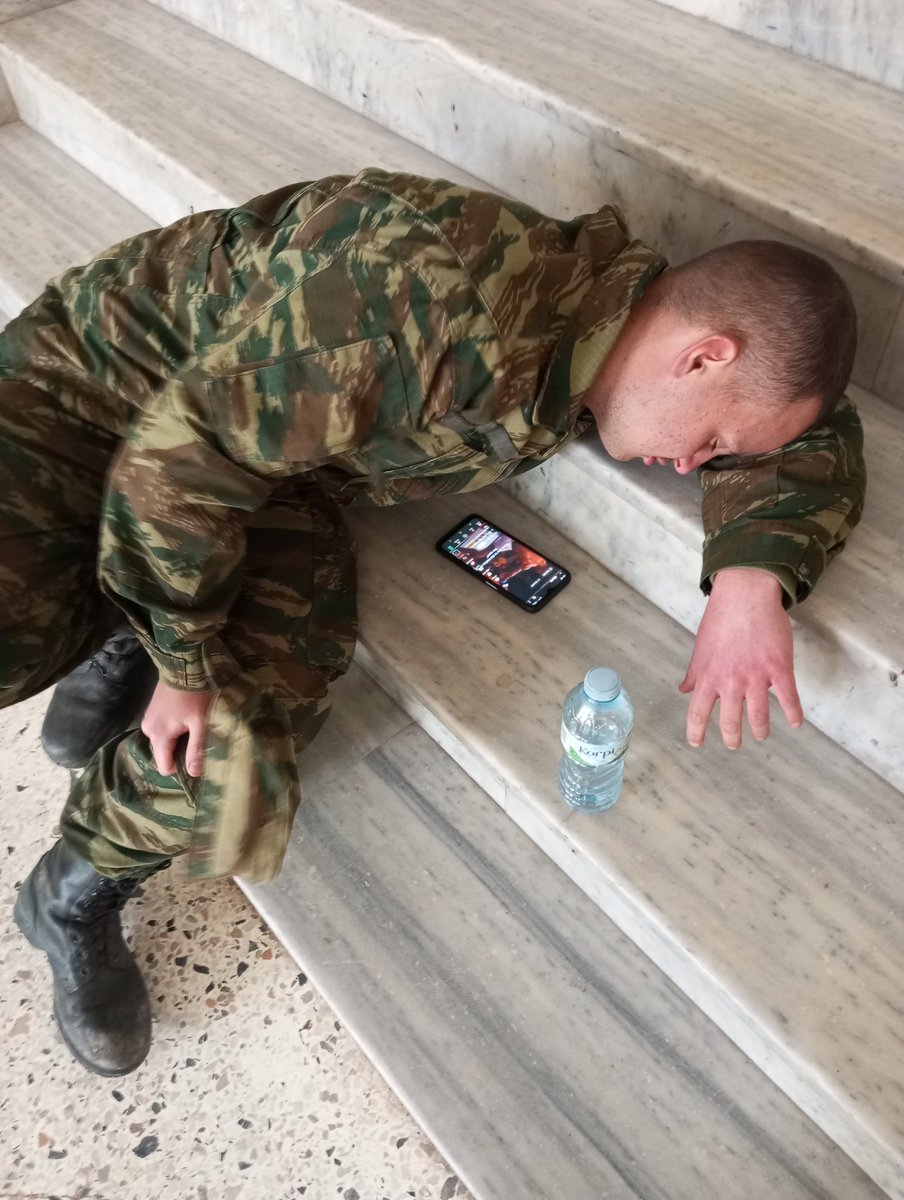 Amaryaboi's tweet photo. army https://t.co/oBQreyNroE
