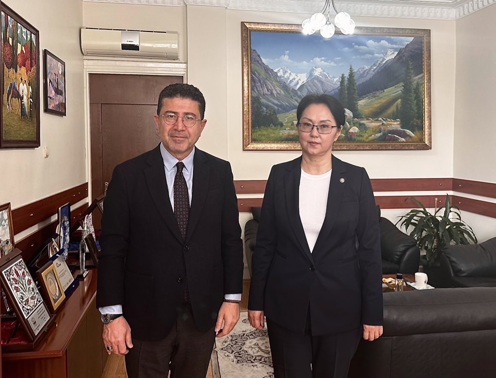 Kırgız Cumhuriyeti İstanbul Başkonsolosu Sayın Lira Sıdıkova’yı makamında ziyaret ettik. Yeni iş birlikleri ve güncel konuları ele aldığımız görüşmeden ötürü Sayın Sıdıkova’ya teşekkür ediyorum. @MFA_Kyrgyzstan @KgEmbassyAnkara