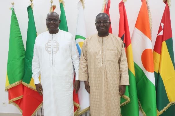 UEMOA_Officiel's tweet photo. Le Président du #ConseildesCollectivitésTerritorialesdelUEMOA, #OumarBA a été reçu par le Président de la @UEMOA_Officiel, #AbdoulayeDIOP, ce 14 / 03 à #Ouagadougou. Les échanges ont porté sur les processus d’intégration régionale et les grands chantiers de l’Union. https://t.co/oA5OVbdR39