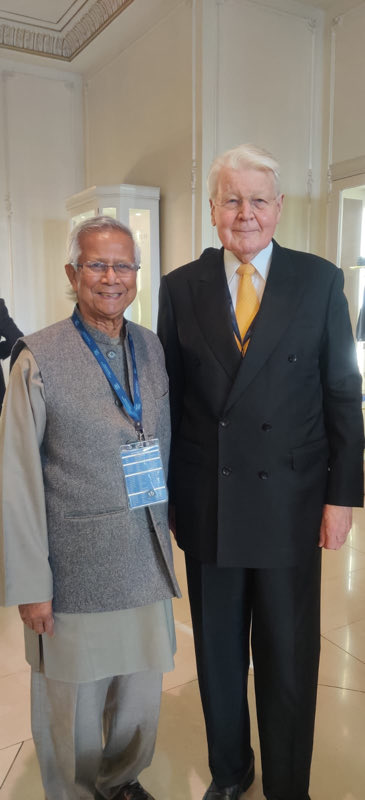 In #Baku a great pleasure and inspiration to engage again with the pioneering @Nobel Peace Prize winner Yunus ⁦@Yunus_Centre⁩ ⁦@NobelPeaceOslo⁩. Remember the informative visit to his Centre in #Bangladesh 2008.