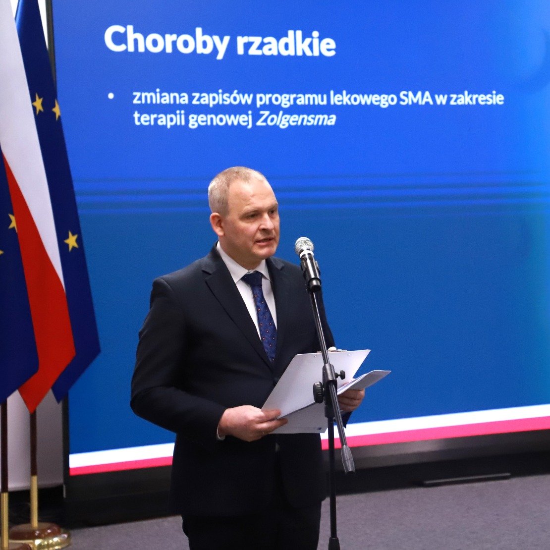 MZ_GOV_PL's tweet photo. Wiceminister zdrowia @Milkowski_M o istotnych zmianach na nowej liście leków refundowanych dotyczących terapii chorób rzadkich:

🔹zmiana zapisów programu lekowego SMA w zakresie terapii genowej Zolgensma
🔹rozszerzenie dostępu do szczepionki przeciw RSV dla dzieci chorych:
- na SMA do 2 roku życia
- na mukowiscydozę do 1 roku życia
🔹kompleksowe podejście do leczenia miastenii – objęcie refundacją efgartigimodu, rytuksymabu, mykofenolanu mofetylu
🔹 objęcie refundacją olipudazy alfa w leczeniu chorych z niedoborem kwaśnej sfingomielinazy – technologia o wysokim poziomie innowacyjności (TLI) finansowana z Funduszu Medycznego.