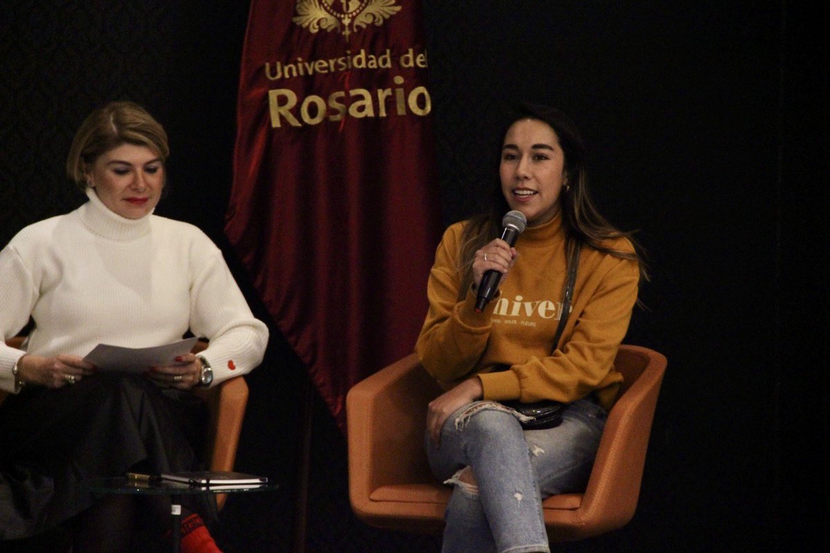 kienyke's tweet photo. #ForosK 🎤 | "Llevo 5 años creando contenido con el objetivo de ofrecer algo único. Mi personaje es una recicladora, y me sumerjo en las calles para vivir como ella durante un tiempo, con la intención de producir contenido educativo. No estaba preparada para que la gente lo viera." @marcelarecicla1
